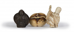 759.  Conjunto de tres netsukes, dos en marfil tallado, uno en forma de calabaza.Japón, pp. del S. XX.