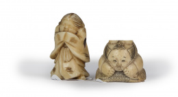 762.  Conjunto de dos netsukes en marfil tallado con personajes masculinos.Japón, pp. del S. XX.