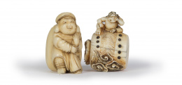 758.  Conjunto de dos netsukes en marfil tallado, uno un hombre con saco y otro un mono sobre un barril.Japón, pp. del S. XX.