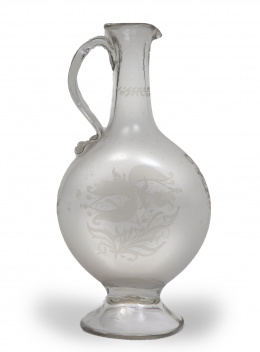 1340.  Garrafilla aplastada de vidrio incoloro soplado, grabado a rueda con decoración de ramo de adormidera.La Granja, periodo barroco, (1727- 1787).