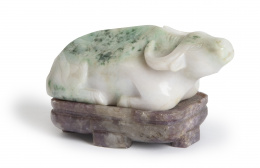 1180.  Buey en jade blanco y verde, sobre una base de amatista.China, S. XIX.
