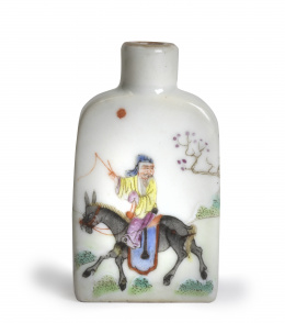 1181.  Tabaquera de porcelana esmaltada con dos personajes en un paisaje.Dinastía Qing, época Daoguang (1821-1850).