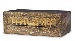 749.  Escritorio de viaje de madera lacada y dorada.Trabajo cantonés, mediados del S. XIX.