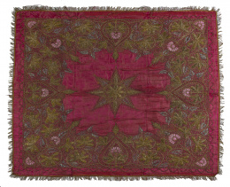 1135.  Paño de seda bordado de color rojo con estrella de ocho puntas y claveles.Trabajo otomano?, S. XIX.