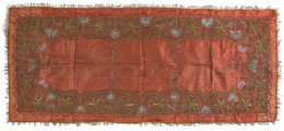 1119.  Paño de seda naranja con cenefa bordada con hilos en oro y claveles.España, pp. del S. XIX