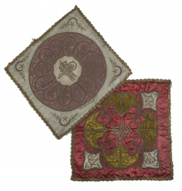 1137.  Pareja de bordados uno en seda rosa, S. XIX.