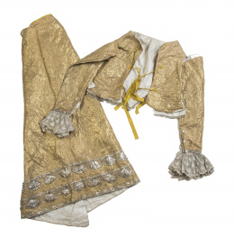 623.  Terno formado por falda y jubón para imagen vestidera, en lamé dorado y aplicaciones de hilos dorados.España, S. XVIII.
