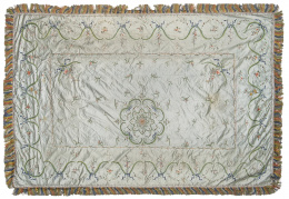 626.  Colcha Carlos IV en seda de raso bordada con flores y festones en hilos de color.Manila, h. 1800.