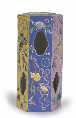 1179.  Sombrerero hexagonal de familia rosa en porcelana.China, S. XIX.