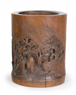 642.  Bote para pinceles en bambú tallado con personajes entre árboles.China, dinastía Qing, S. XIX.