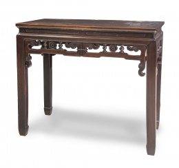 1187.  Consola de madera tallada. Con sello.China, S. XIX.