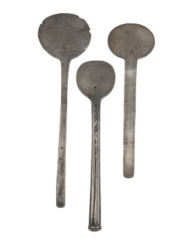 1315.  Lote de tres tupus circulares lisos.Perú, S. XVII.