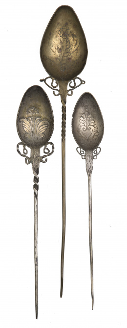 728.  Lote de tres tupus; dos de plata y uno de cobre.Perú, S. XVIII - XIX.