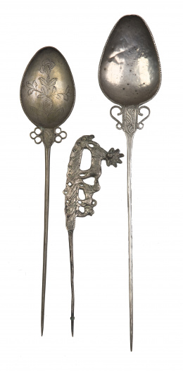 1314.  Lote de tres tupus de plata, dos con forma de cuchara y uno con dos perro y un niño.Perú, S. XVIII - XIX.