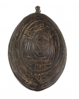 1320.  Coco tallado, engastado en plata.Trabajo colonial, S. XVIII - XIX.