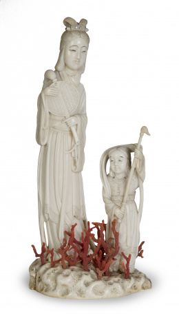 756.  Figura femenina con pai-pai y niña.Marfil tallado, coral e incrustaciones de nácar.China, S. XIX.