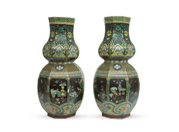 1034.  Pareja de jarrones calabaza esmaltados en negro, verde y amarillo entre otros colores.China, S. XIX.