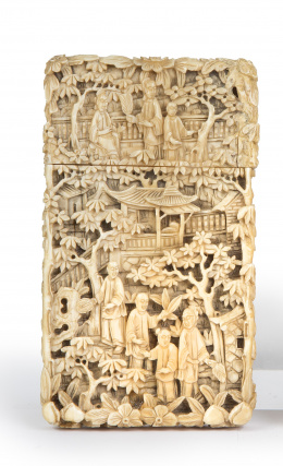 746.  Tarjetero rectangular en marfil tallado decorado con escenas palaciegas.Trabajo cantonés, China, mediados del S. XIX.