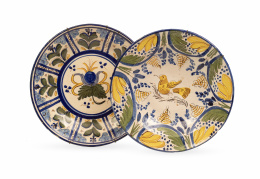 1057.  Lote de dos platos de cerámica esmaltada, uno con pajarito y otro con hojas.Manises, mediados del S. XX.