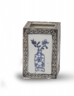 634.  Pincelera de porcelana esmaltada decorada con jarrones en los lados en azul.China, S. XIX.