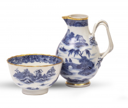 635.  Lote de jarrito y taza de porcelana de Compañía de Indias en azul y blanco con filo dorado.China, ff. del S. XVIII.
