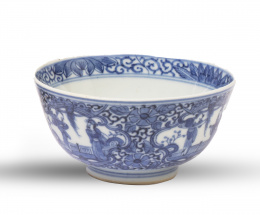 636.  Cuenco de porcelana esmaltada en azul cobalto.China, ff. del S. XVIII.