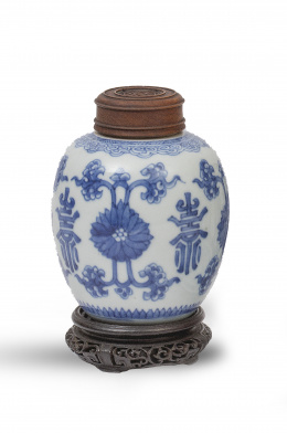 632.  Bote para jengibre de porcelana esmaltada en azul de cobalto.China, S. XVIII - XIX.