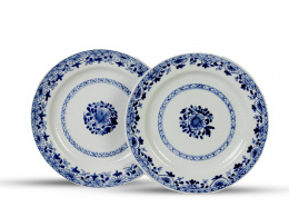 623.  Pareja de platos de porcelana esmaltada en azul y blanco de Compañía de Indias.China, S. XVIII.
