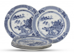 631.  Lote de seis platos de Compañia de Indias, de porcelana esmaltada en azul de cobalto con motivo de "Willow Pattern".China, S. XIX.