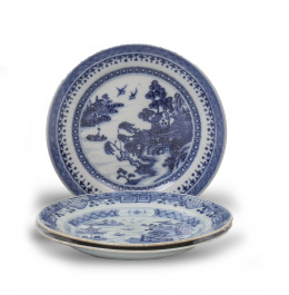 633.  Lote de tres platos de Compañía de Indias de porcelana esmaltada en azul de cobalto. China, S. XVIII.
