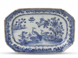638.  Bandeja achaflanada de porcelana de Compañía de Indias con paisaje y dos garzas.China, ff. del S. XVIII.