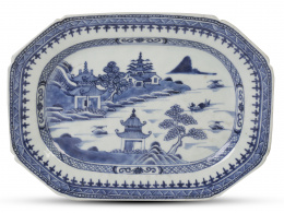 639.  Bandeja de porcelana de Compañía de Indias esmaltada en azul y blanco.China, S. XIX.