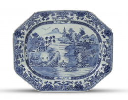 625.  Fuente achaflanada de porcelana de Compañía de Indias esmaltada en azul de cobalto.China, S. XVIII.