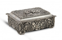 1417.  Joyero de plata decorado con rosas repujadas rosas en ley 800.