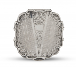 1416.  Polvera en plata de decoración grabada, pp. del S. XX.