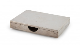 1415.  Caja para pitillos en plata con iniciales grabadas en la tapa.S. XX.