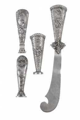 1408.  Lote de tres sellos de plata y un abrecartas, de decoración repujada.S. XIX.