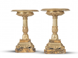 582.  Pareja de centros Luis Felipe en bronce dorado y mármol veteado.Francia, h. 1840.