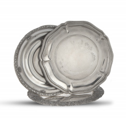 1273.  Lote de tres platos de plata, uno de Pérez Fernández, S. XX.