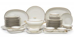 1419.  Vajilla en porcelana esmaltada y dorada decorada con retícula.Modelo Krister, KPM, Alemania, primera mitad del S. XX.
