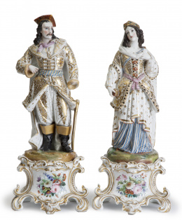 1245.  Pareja de figuras de porcelana esmaltada y dorada, vestidas a la manera del S. XVII.París, mediados del S. XIX.
