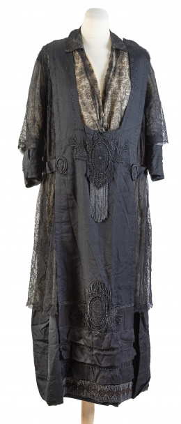1263.  Traje en raso de seda negro, encaje y aplicaciones, años 30.