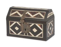 1233.  Arqueta con tapa a "dos aguas" con alma de madera con decoración geométrica de carey y hueso.Virreinato de Nueva España, S. XVIII.