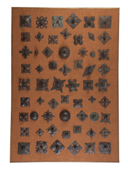 1124.  Panoplia con sesenta clavos de hierro.España, S. XVI-XVII