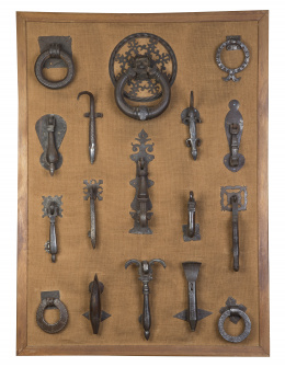 1126.  Panoplia con diecisiete llamadores hierro,de diferentes formas.España, S. XVI-XVII