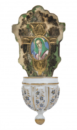 1331.  Benditera de cristal y opalina sobre madera.La Granja, S. XVIII. 