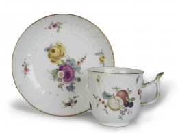 1265.  Taza y plato de porcelana esmaltada: la taza con marcas de 1818-1860 y el plato con marcas de 17630-1763.Meissen.