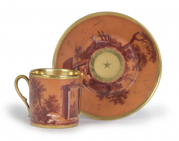 1229.  Dos tazas de porcelana esmaltada y doradas a fuego.h. 1800.