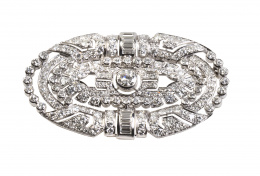 300.  Elegante broche placa francés Art-Decó de platino, brillantes y diamantes talla baguette