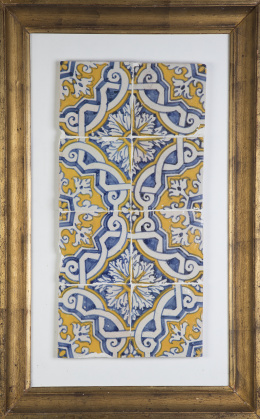 326.  Panel de ocho azulejos de cerámica esmaltada en azul cobalto y amarillo.Portugal, S. XVII.
